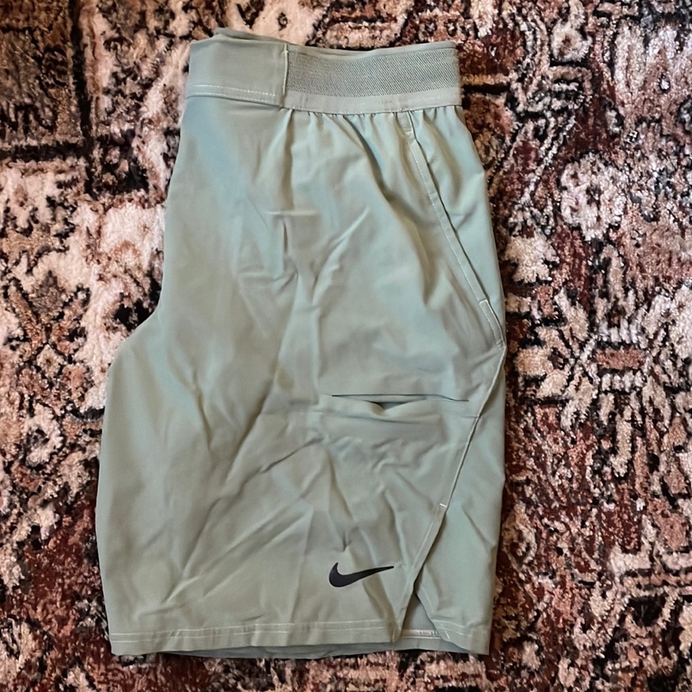 Nike shorts L